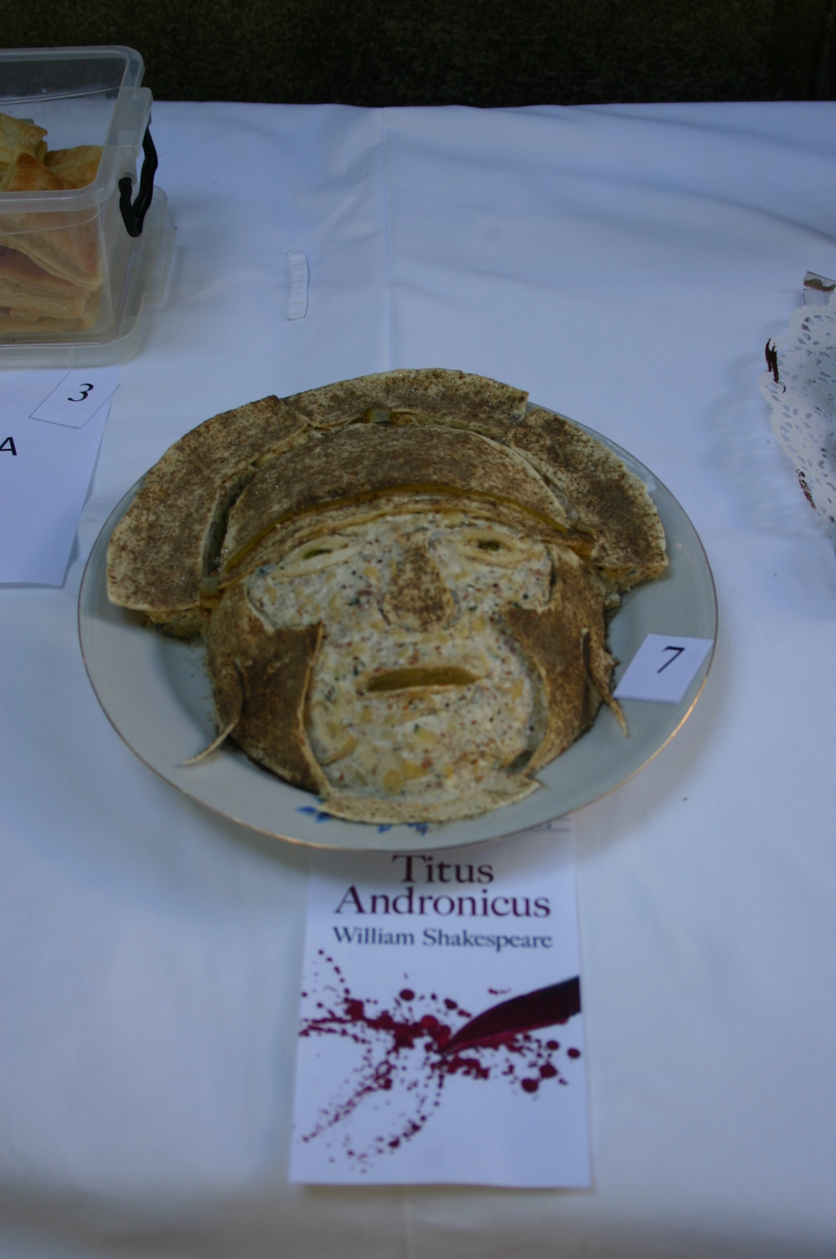 Титус Андроникус - втора награда (рачно плетени капчиња и украс-минијатурни книги)