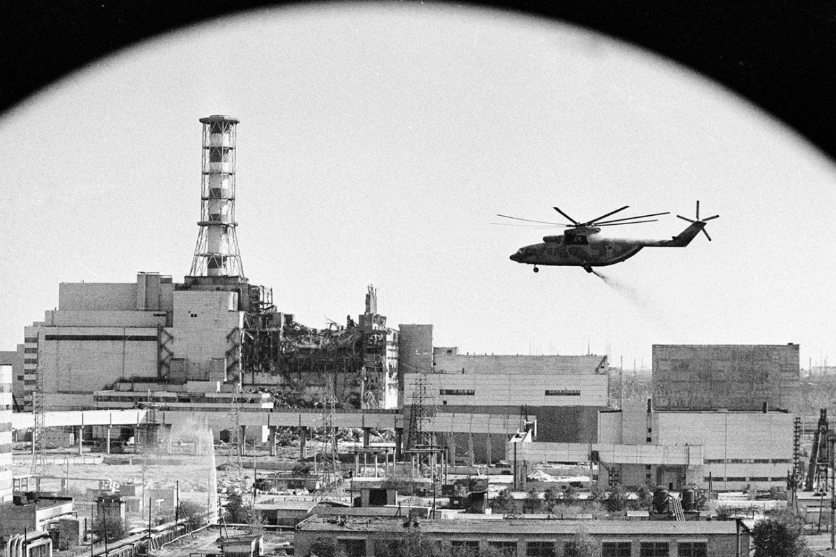Мај, 1986: Хеликоптер деконтамира во епицентарот на трагедијата