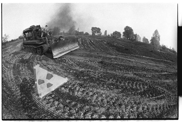 Август 1987: Село Копачи, на 7 км од реакторите, срамнето со земја и закопано