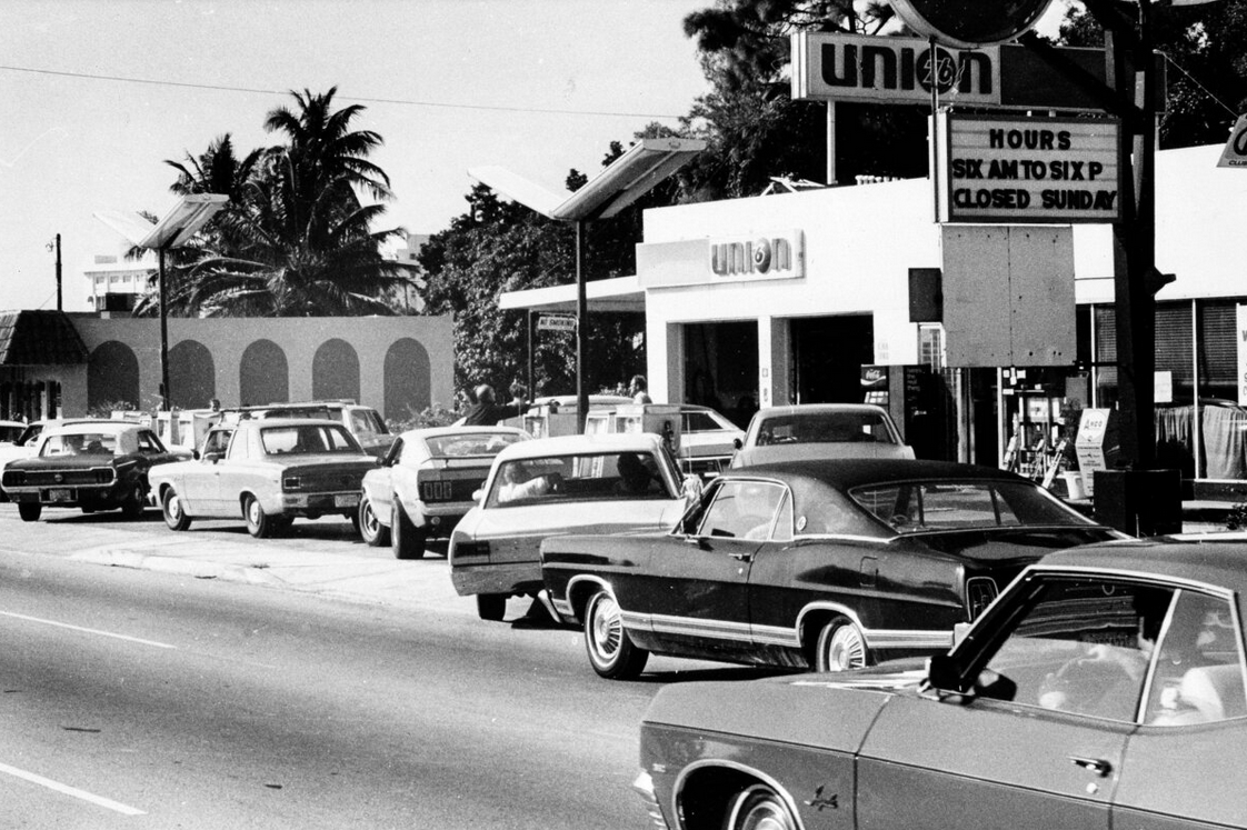 29 декември 1973. Долги редици пред бензиски станици за време на нафтеното ембарго.