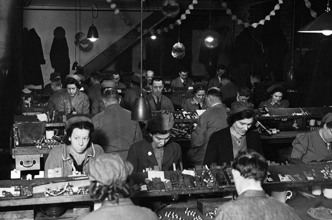 26 декември 1940. Англиски работници прават муниција за војската. Украсено им е.
