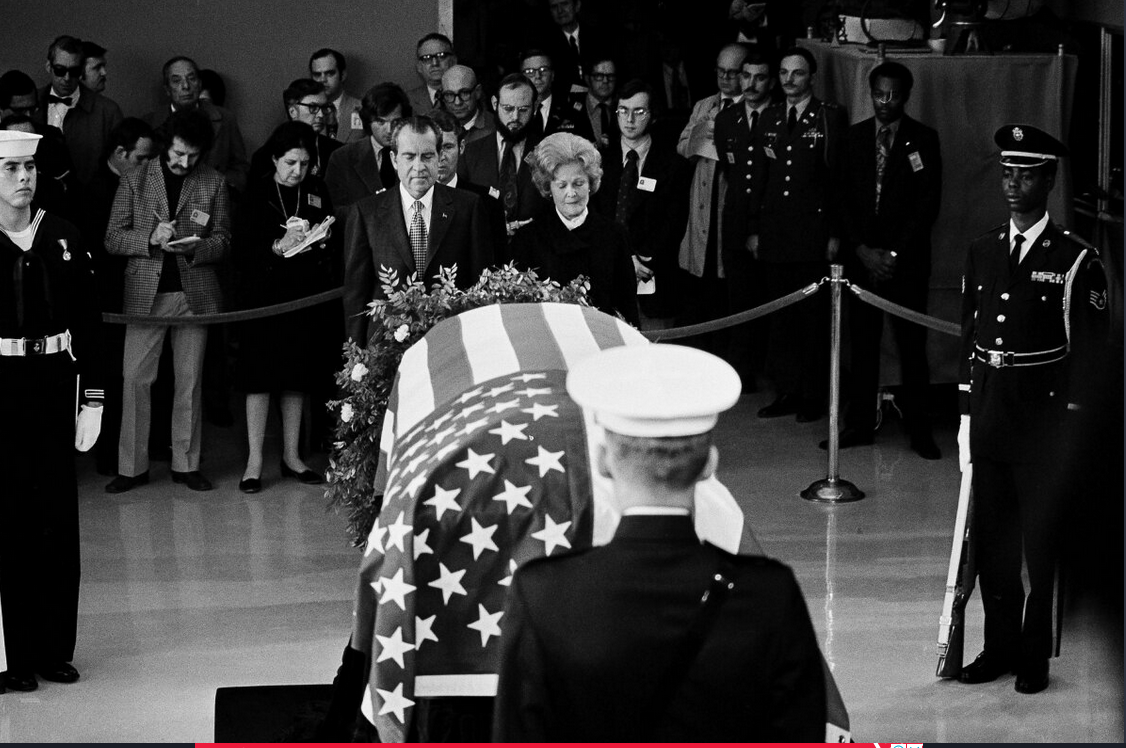 27 декември 1972. Ричард Никсон и сопругата се простуваат од Хари Труман кој почина еден ден претходно.