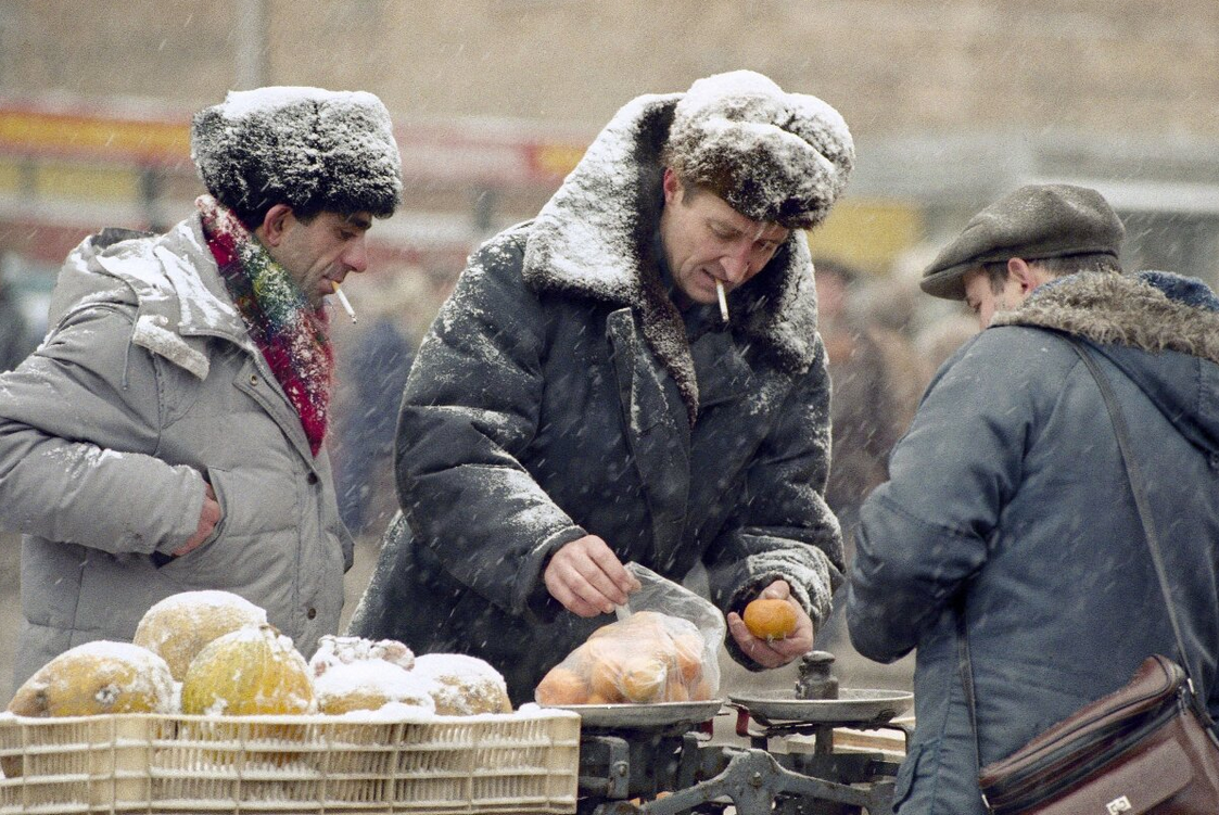 30 декември 1990. Последни набавки за новогодишна прослава во Москва.