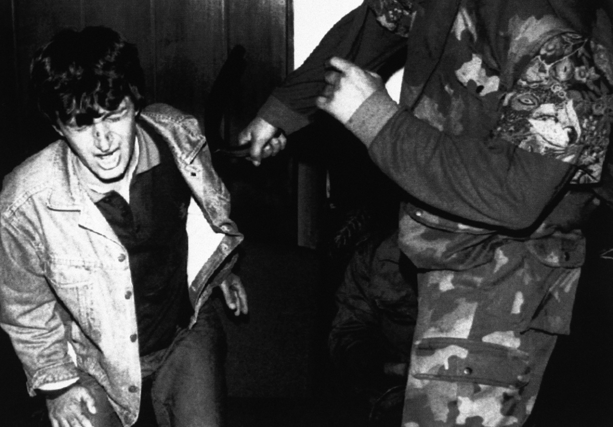 Српски војник тепа заробен припадник на муслиманската милиција, за време на испрашувањето во Вишеград.