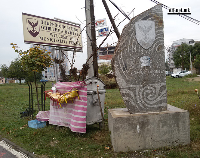 Дело на една жена која во близина живее во импровизирана колиба и досега има направено неколку "уметнички инсталации"
