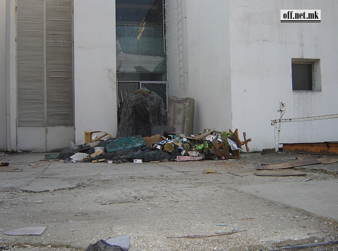 Снимено кај задниот влез на МОБ: