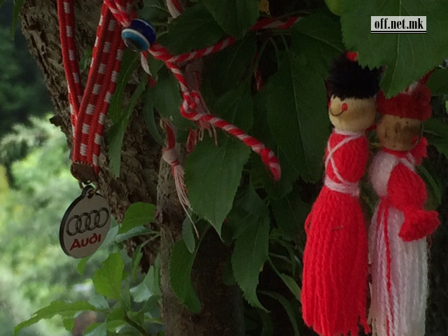 На дрво покрај манастирот Св. Јоаким Осоговски: