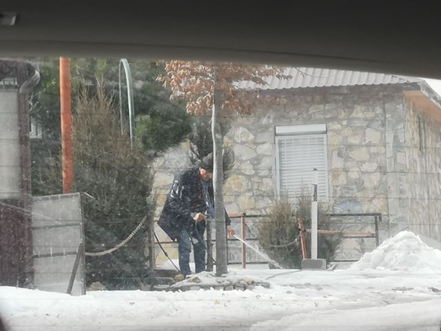 Попова шапка, декември 2019. Миење снег со црево.