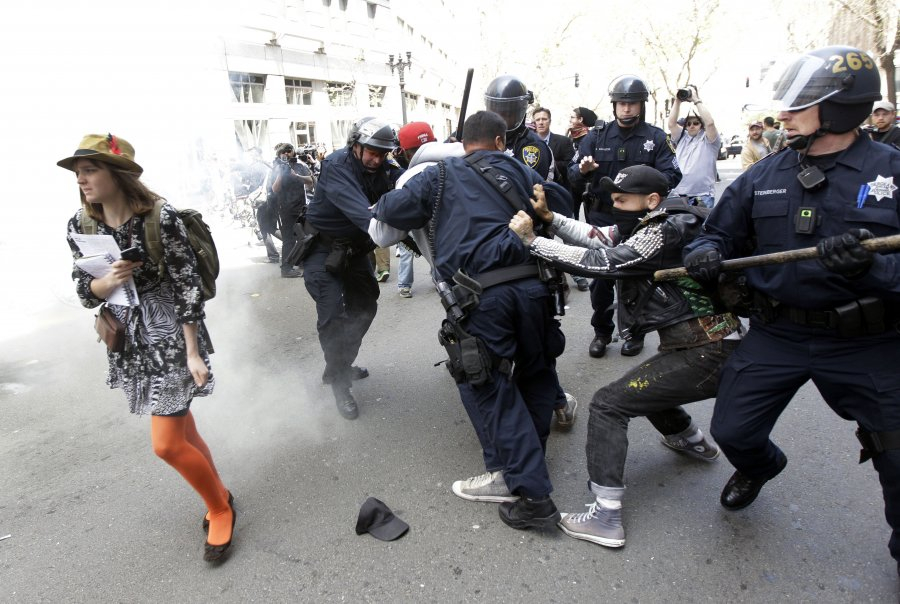 САД 1-ви мај 2012 - полицијата во судир со протестантите да денот на трудот