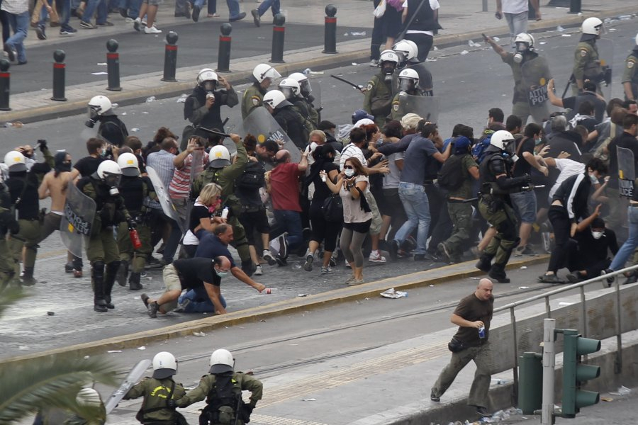 Грција 2011-та - полицијата се обидува да ги растури демонстрациите против мерките за штедење