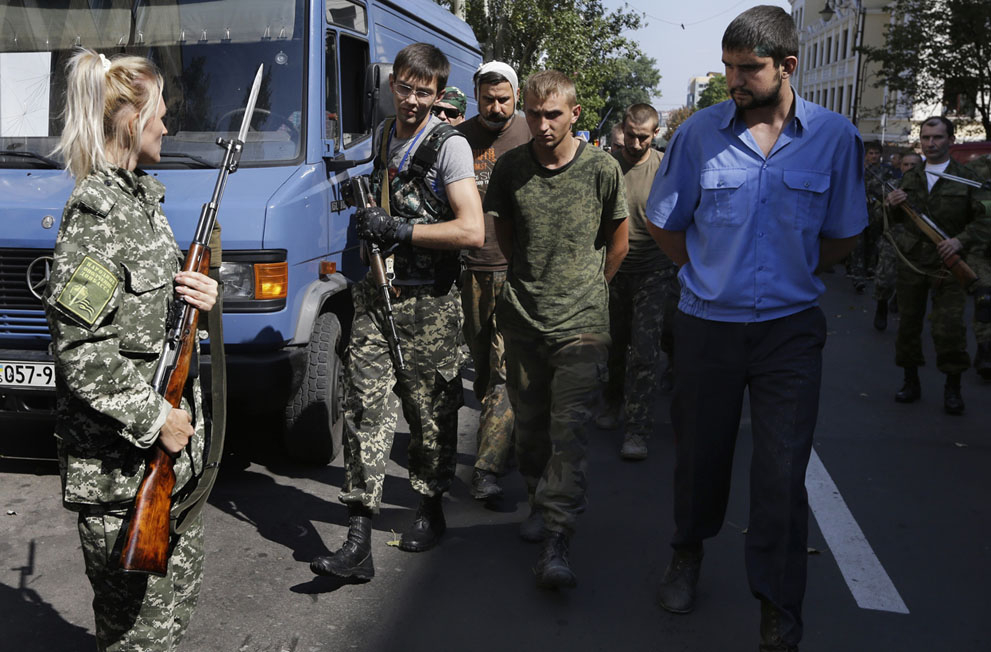 Про-руските бунтовници ги придружуваат заробените припадници на украинската армија во Донецк