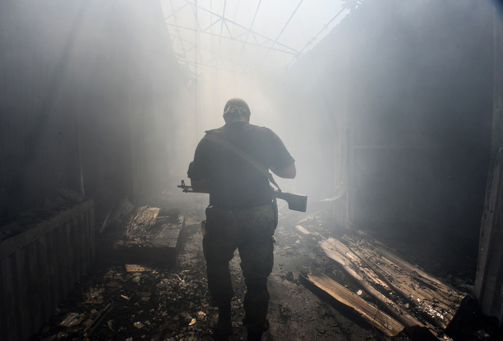 Про-руски бунтовник на пазарот во Донецк по борбите со украинската армија