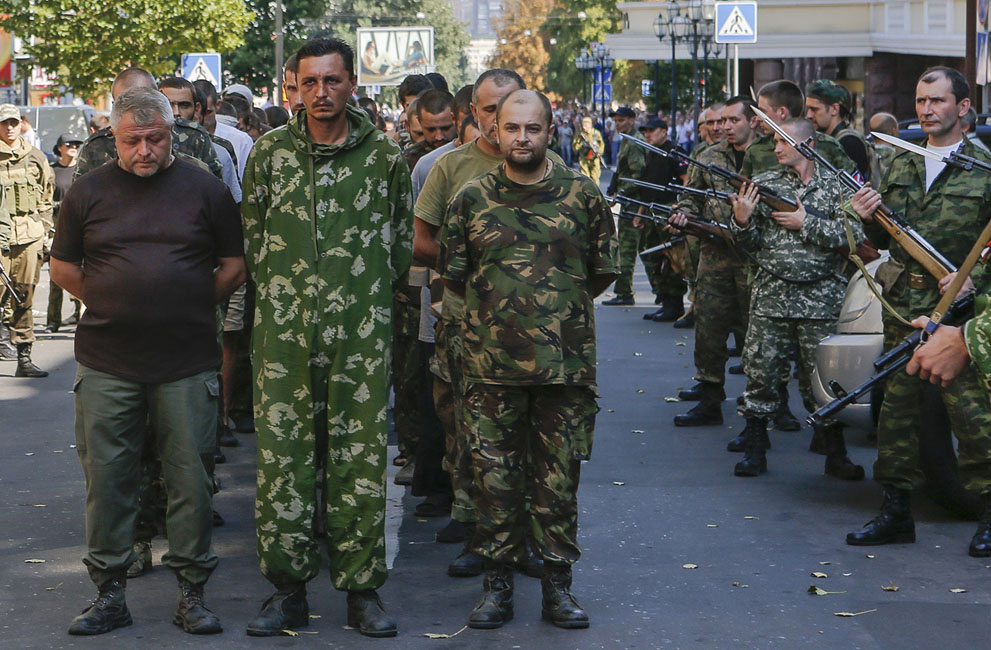 Про-руските бунтовници ги придружуваат заробените припадници на украинската армија во Донецк