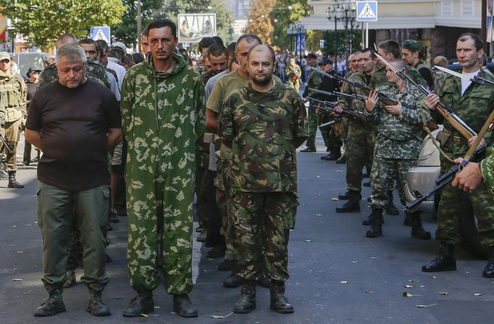 Вооружени про-руски сепаратисти придружуваат колона заробени украински војници низ центарот на Донецк.