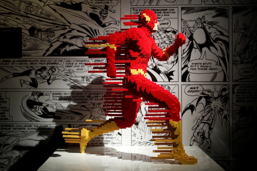„Флеш Форвард“ од Лего, дел од изложбата “Уметноста на коцките“ во Париз