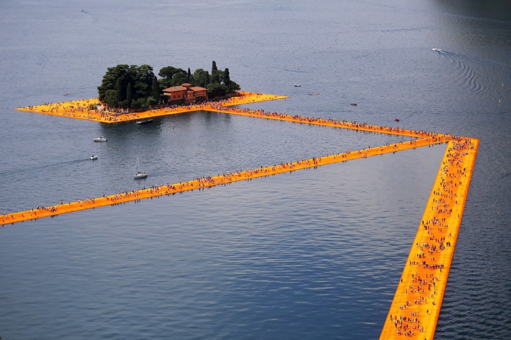 Посетители кон инсталацијата „Пливачки пристаништа“ на Кристо, на езерото Изео во северна Италија
