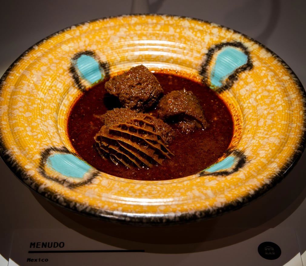 Менудо, лута чорба од шкембе од крава, Мексико.