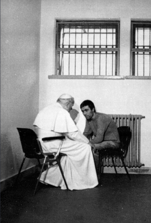 27 декември 1983. Папата Јован Павле Втори го исповеда Мехмет Али Агџа кој две години претходно пукаше и сериозно го рани поглаварот