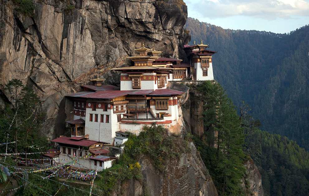 Будистичкиот манастир Paro Taktsang Palphug, познат и како Тигарско гнездо. Првиот манастир на оваа локација е изграден во 1692-ра.