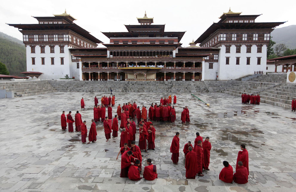 Будистички монаси во комплексот Tashichhodzong, познат и како "Тврдината на Величествената религија."