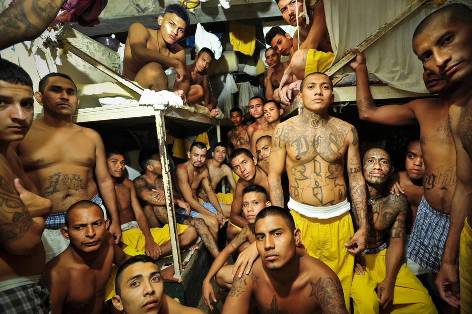 Членови на бандата Мара 18 во ќелија во затворот Изалко во Ел Салвадор. Освен што се стари десетици години, затворите веќе со години се пренатрупани над сите граници.