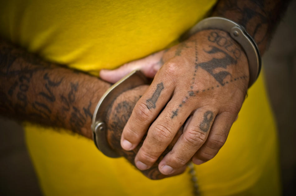 Рацете на еден затвореник член на Мара 18, во затворскиот двор на Изалко во Ел Салвадор.