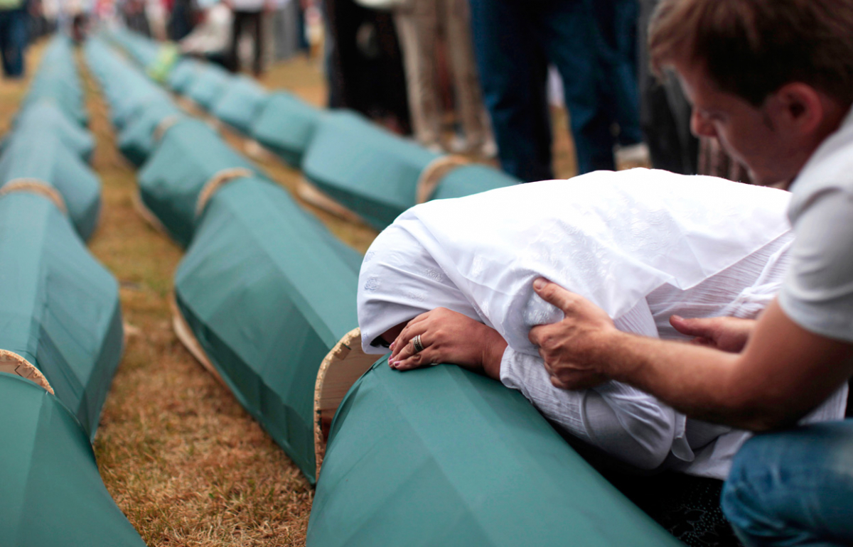 Босанка плаче над ковчегот на свој роднина на масовното закопување на жртвите војната, чии остатоци беа најдени во масовните гробници околу градовите Приједор и Козарац.