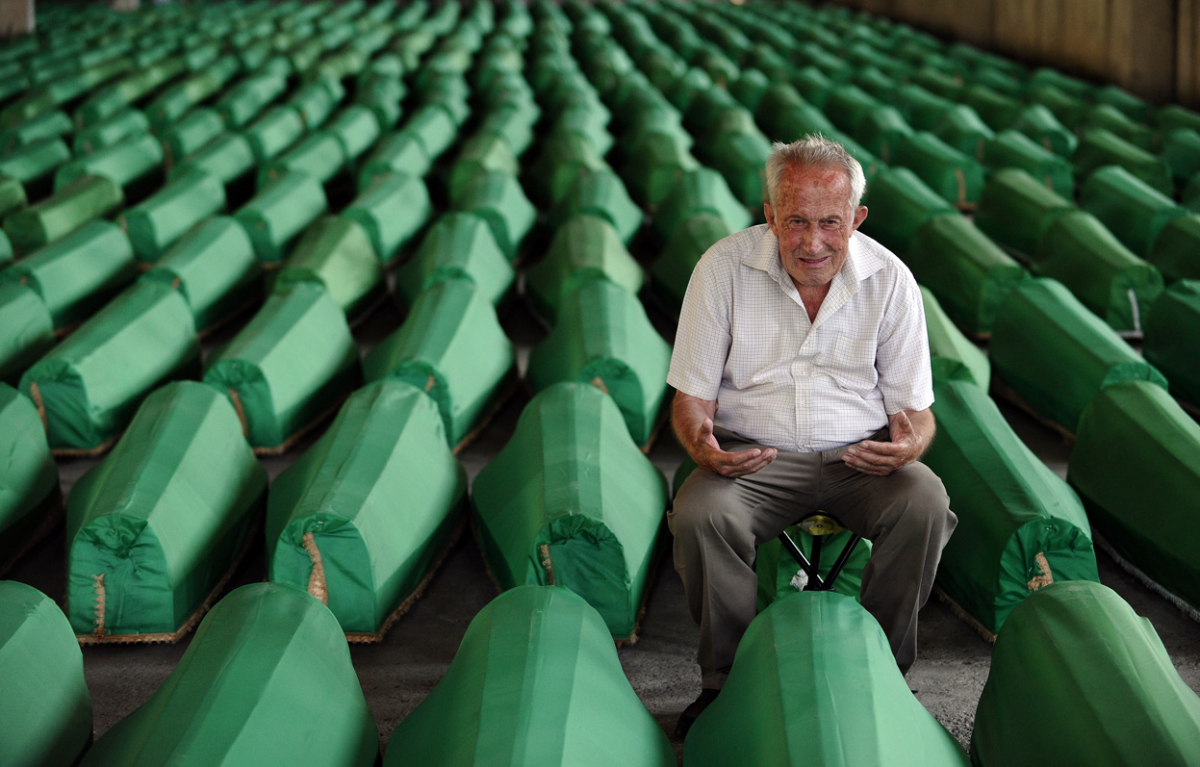 Босанец жали меѓу ковчезите на меморијалниот центар Поточари во близина на Сребреница. Во изминатите години над 4.500 тела пронајдени во Источна Босна без закопани на Меморијалните гробишта во Сребреница.