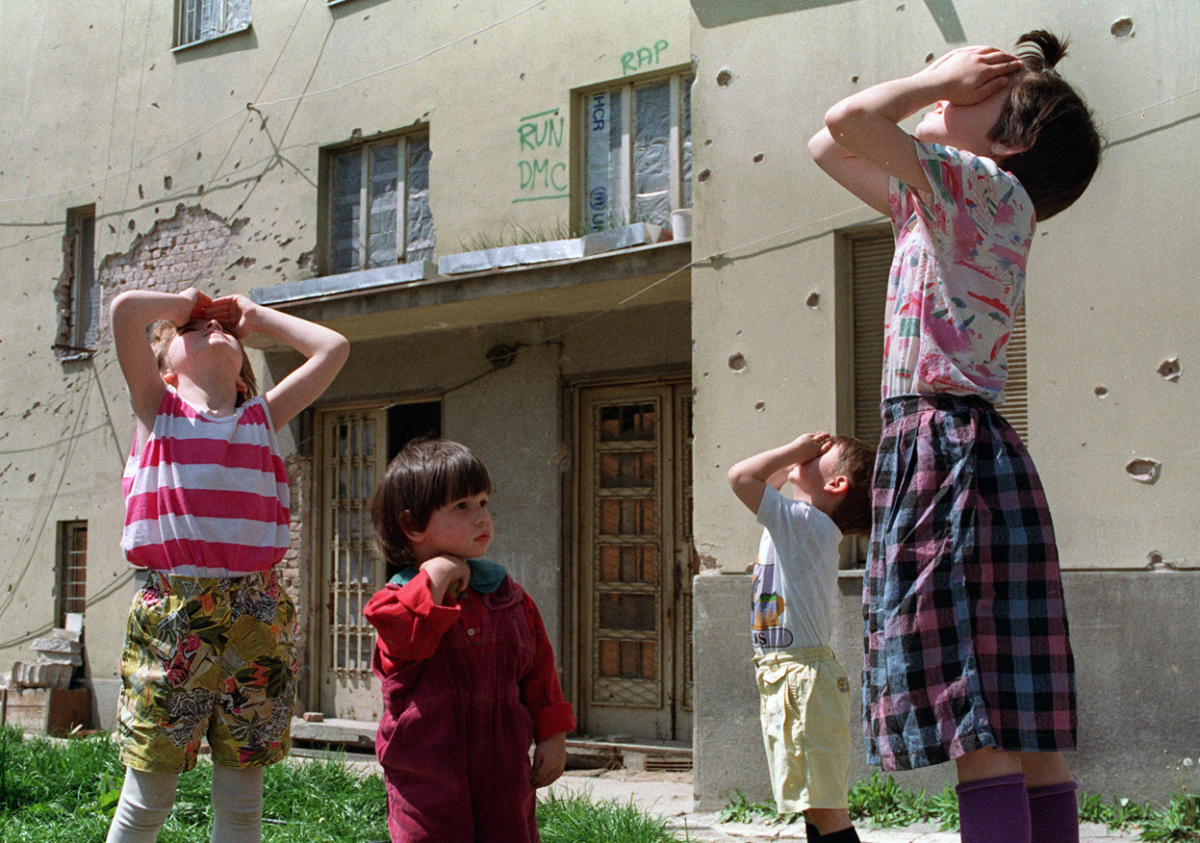 Деца гледаат кон авионите кои ја спроведуваат зоната за забранети летови на Сараево. 12-ти мај 1993-та.