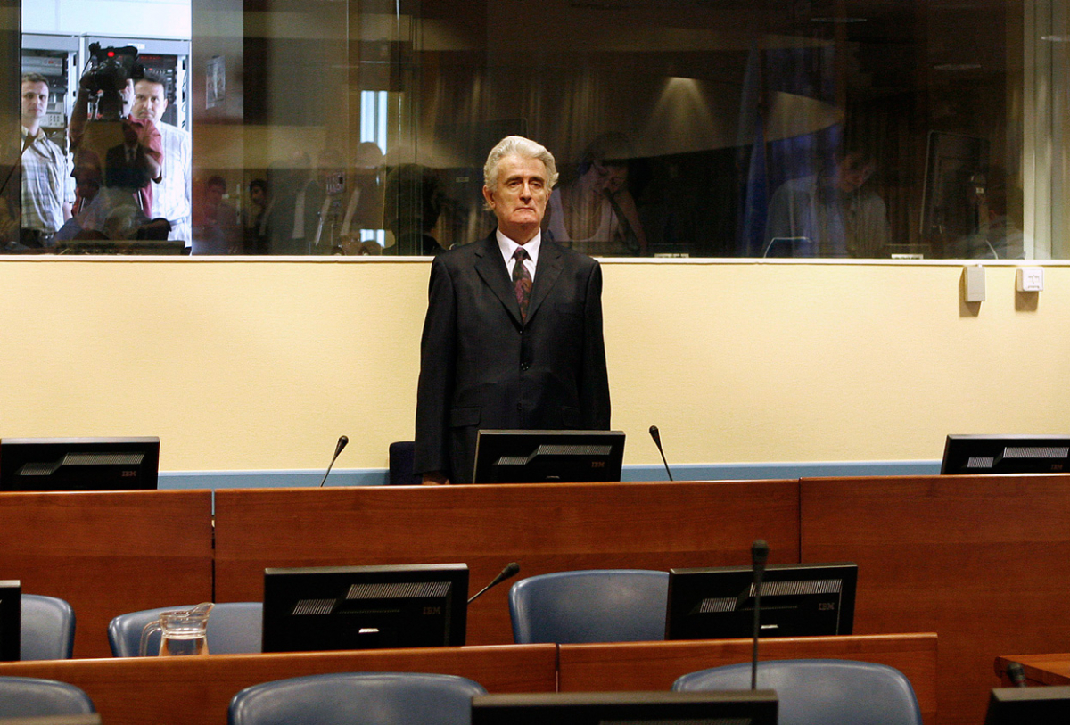 Поранешниот српски лидер Радован Караџиќ, на првото појавување пред судот во Хаг.