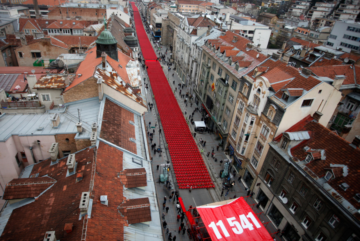 Поглед на редот црвени столици поставени на Титова улица, по повод 20-годишнината од почетокот на војната во Босна.