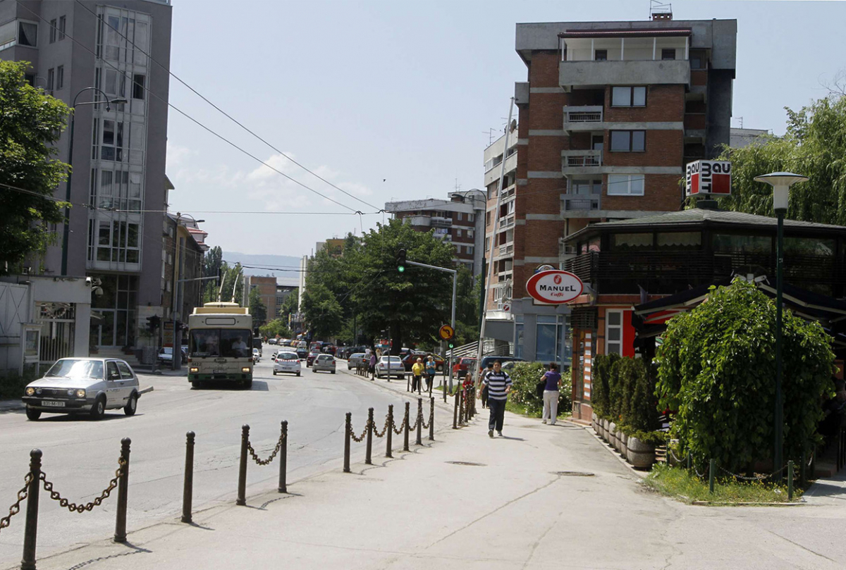 (потоа) Луѓе минуваат на истата улица во населбата Ковачичи на 30-ти мај 2011.