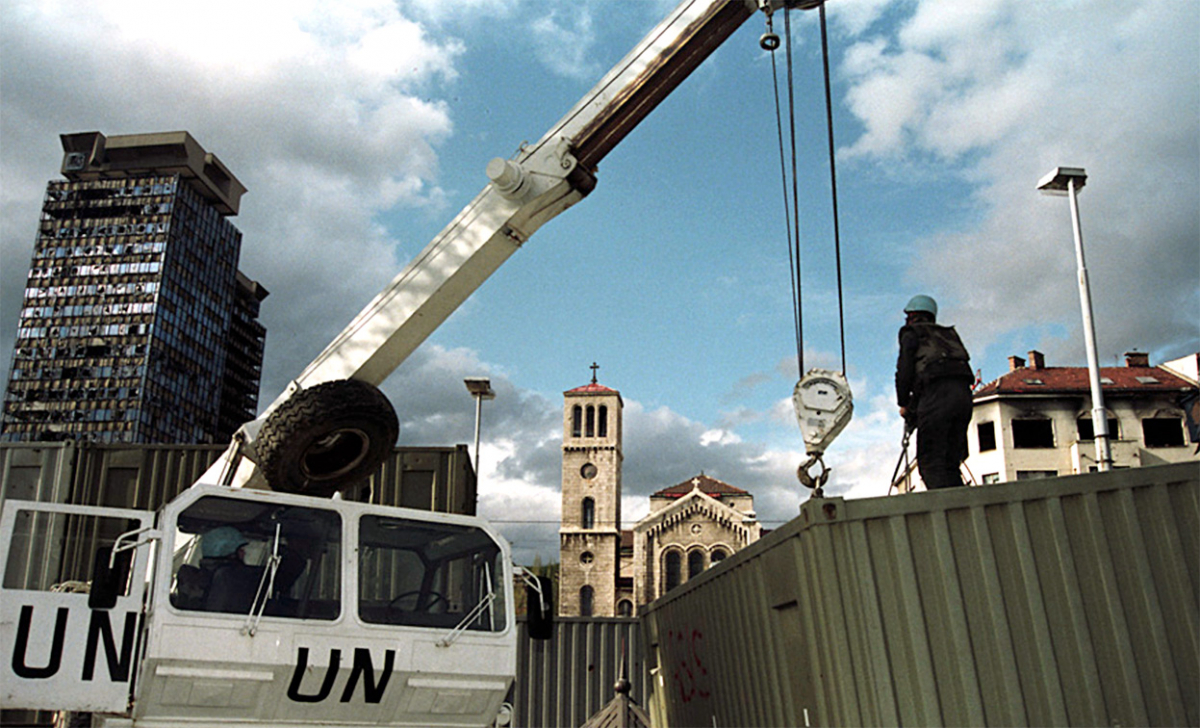 (пред) Припадници на О.Н. градат засолниште под уништените загради близначки. Март 1993.