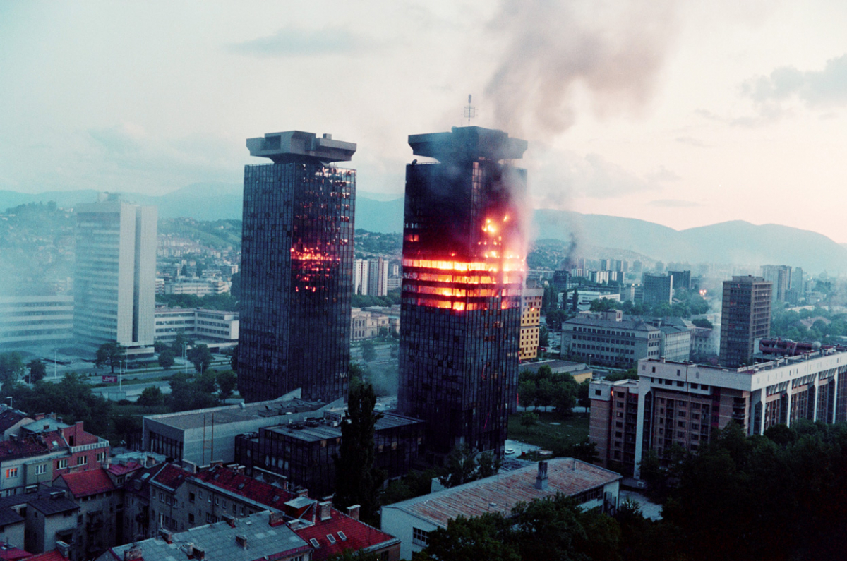 Зградите "Момо" и "Узеир" во пламен, по тешкото бомбардирање на Сараево. 8-ми јуни 1992.