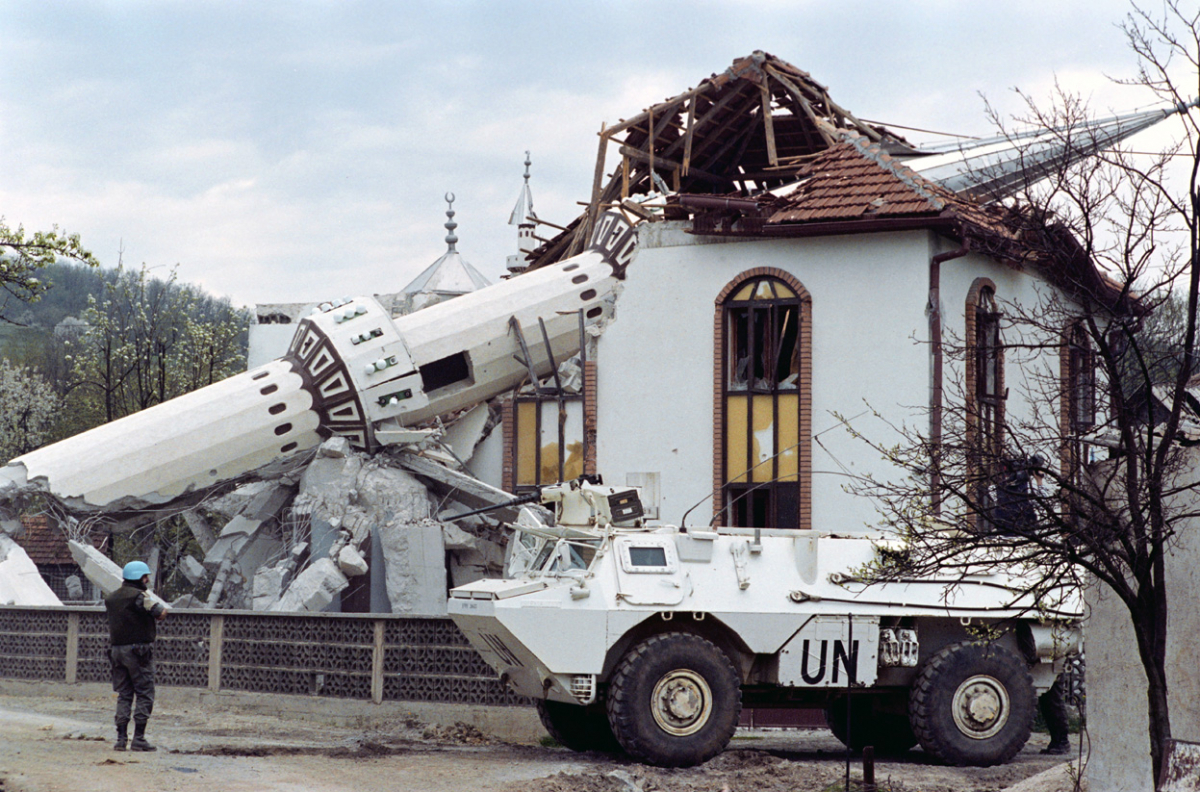 Француските трупи на О.Н. патролираат пред уништената џамија во близина на Витез. 27-ми април 1993.