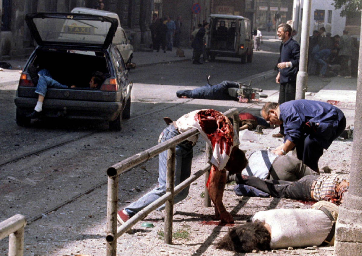 Мртви и ранети луѓе лежат расфрлани пред сараевскиот пазар, откако минофрлачка граната експлодира пред самиот влез на 25-ти август 1995. Во експлозијата беа убиени најмалку 32 лица а над 40 беа ранети.