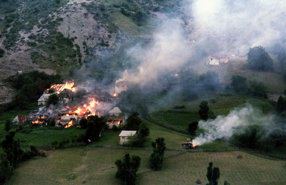 Чад и оган од куќите запалени за време на тешките битки меѓу босанските Срби и Муслимани во селото Љута на планината Игман, околу 40 километри југозападно од Сараево. 22-ри јули 1993.