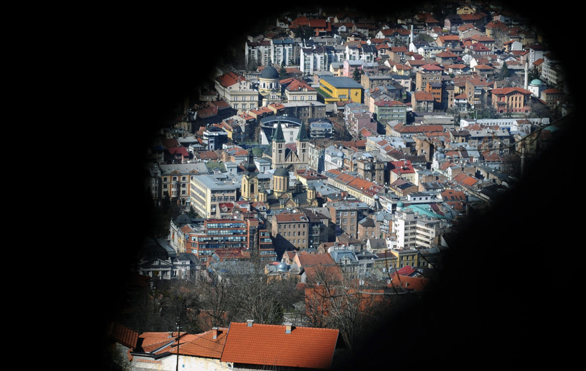 Поранешна снајперска позиција на планината Требевиќ со поглед на Сараево.
