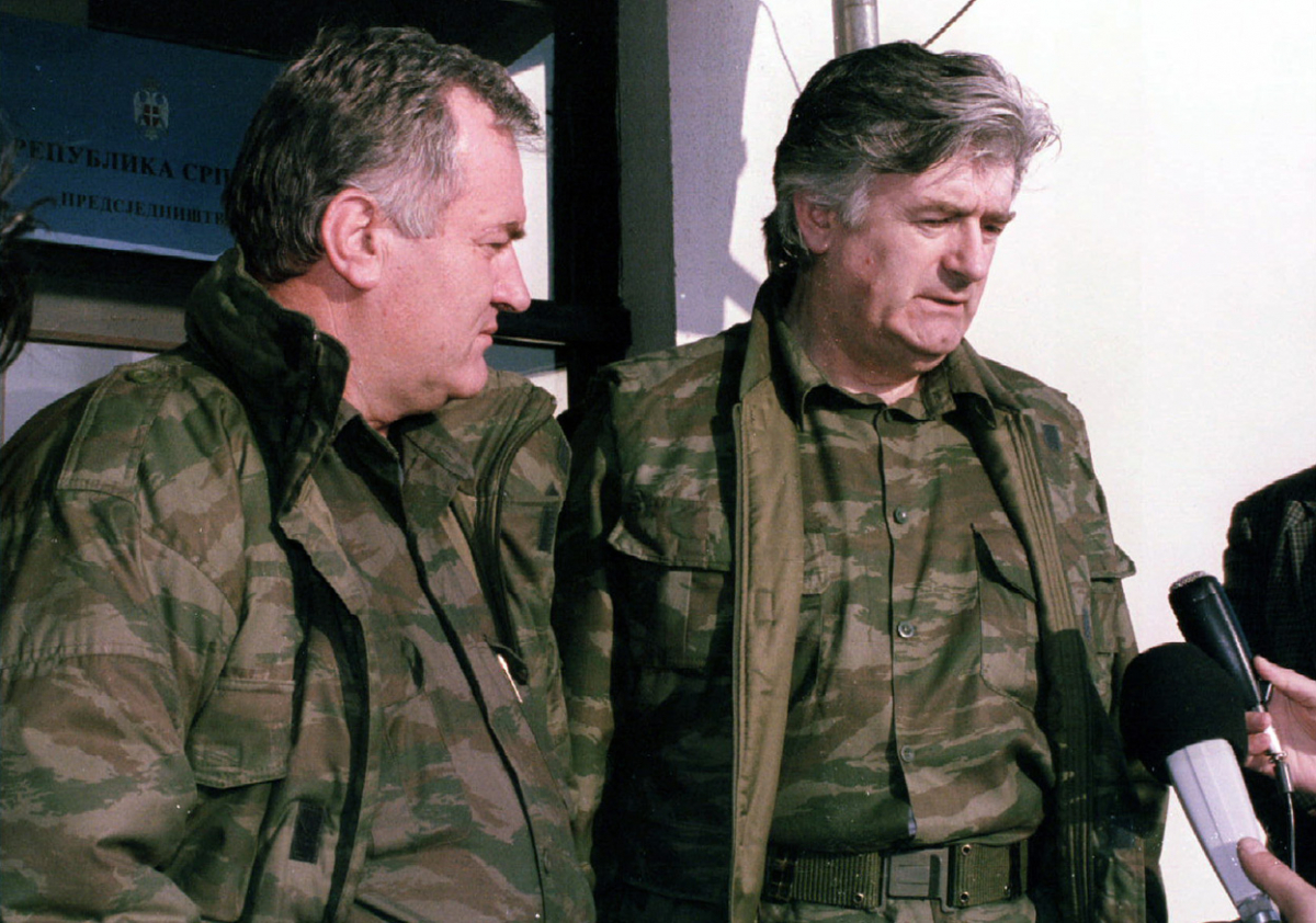 Радован Караџиќ и Ратко Младиќ разговараат со новинарите на 4-ти ноември 1992.