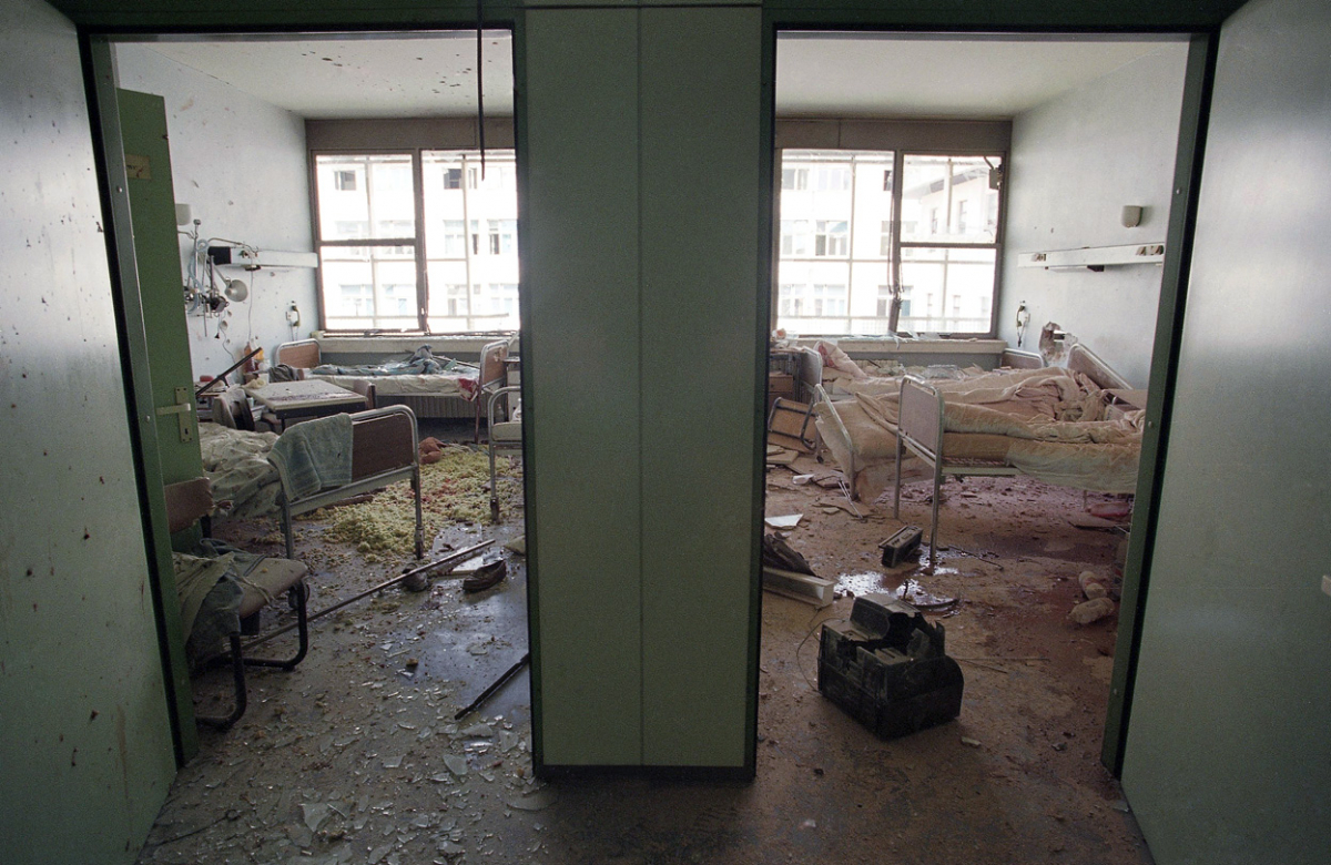 Дамки од крв го покриваат кршот во собите на пациентите во болницата Кошево во Сараево, откако граната падна во собата и уби двајца а рани шестмина. 16-ти јуни 1995-та.