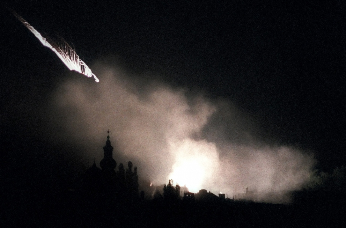 Ракета експлодира во центарот на Сараево. во близина на катедралата.