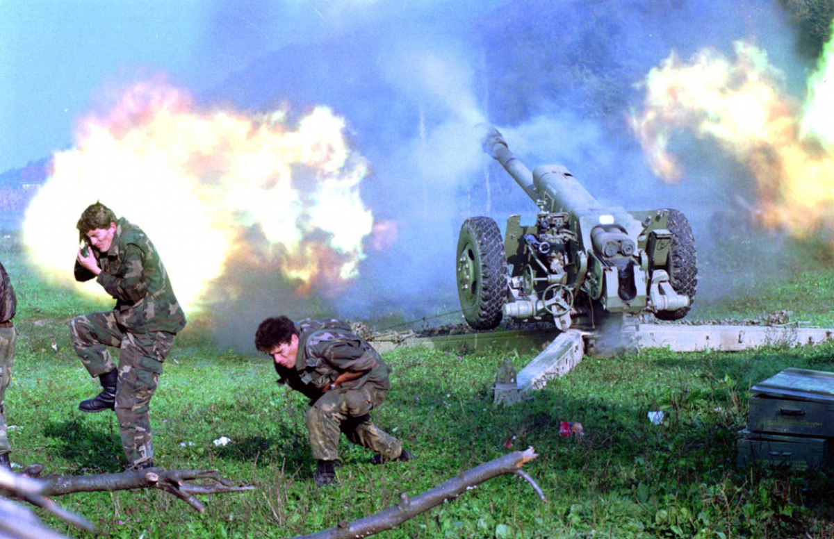 122 милиметарска артилерија на босанската влада, на позициите во близина на Сански мост, отвора оган на Приједор, тогаш контролиран од Србите.