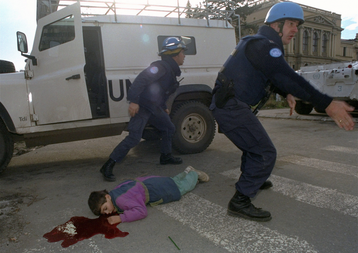 7-годишниот Нермин Дивовиќ лежи смртно ранет, додека неидентификуван американски и британски војник се обидуваат да му помогнат. Детето е погодено во глава од снајпер. И покрај тоа што припадниците на О.Н. веднаш дошле до него, детето умира на лице место. 18-ти ноември 1994.