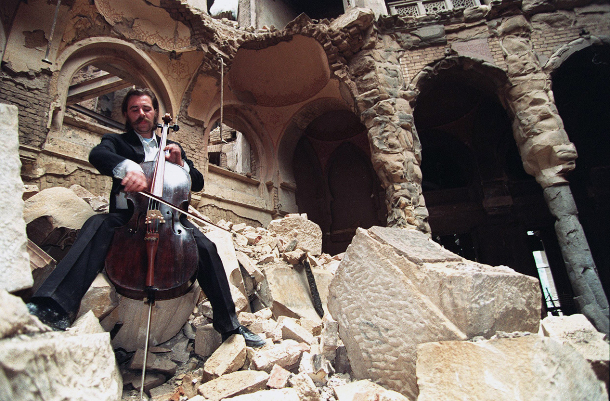 За време на војната во Босна, челистот Ведран Смаиловиќ го свири Штраус во бомбардираната Национална библиотека на Сараево. 12-ти септември 1992.