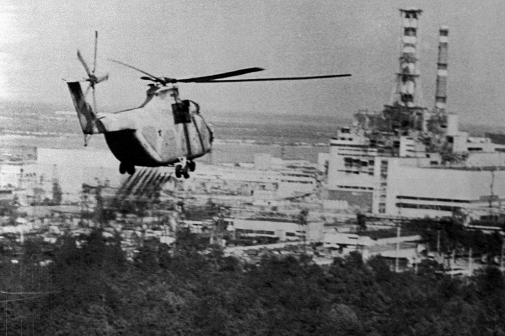 Хеликоптер го деконтаминира регионот околу Чернобил, 13-ти јуни 1986.