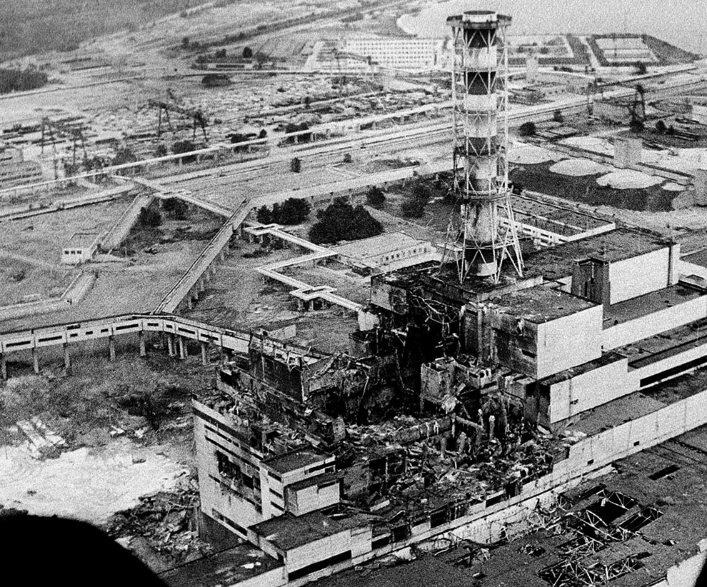 Нуклеарната централа Чернобил, два дена по експлозијата, во април 1986-та. На сликата е четвртиот реактор.