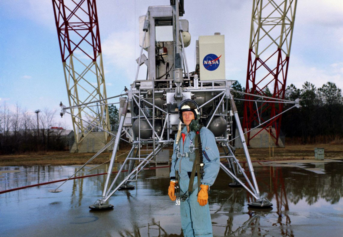 Нил Армстронг, во Ленгли истражувачкиот центар на НАСА, во близина на LEM (Lunar Excursion Module) симулаторот. Мај, 1969.