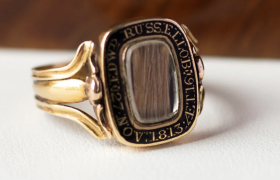 Жални врби, вградени прамени коса: историја на накитот кој се носи во време на жалост