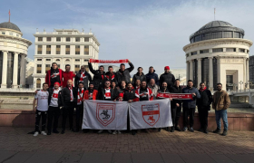 Турска навивачка фешта во Скопје, уште во авион почнаа да пејат