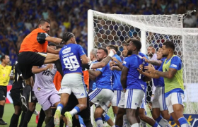 Дивјачко тепање меѓу Крузеиро и Атлетико, судијата ги реши со 23 црвени